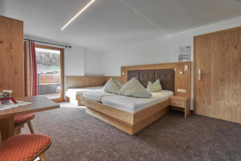 Postel nebo postele na pokoji v ubytování Hotel Garni Schönblick