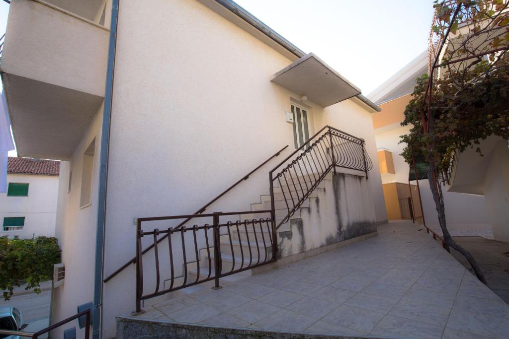 schody prowadzące do budynku z klatką schodową w obiekcie Dagulo w Primošten