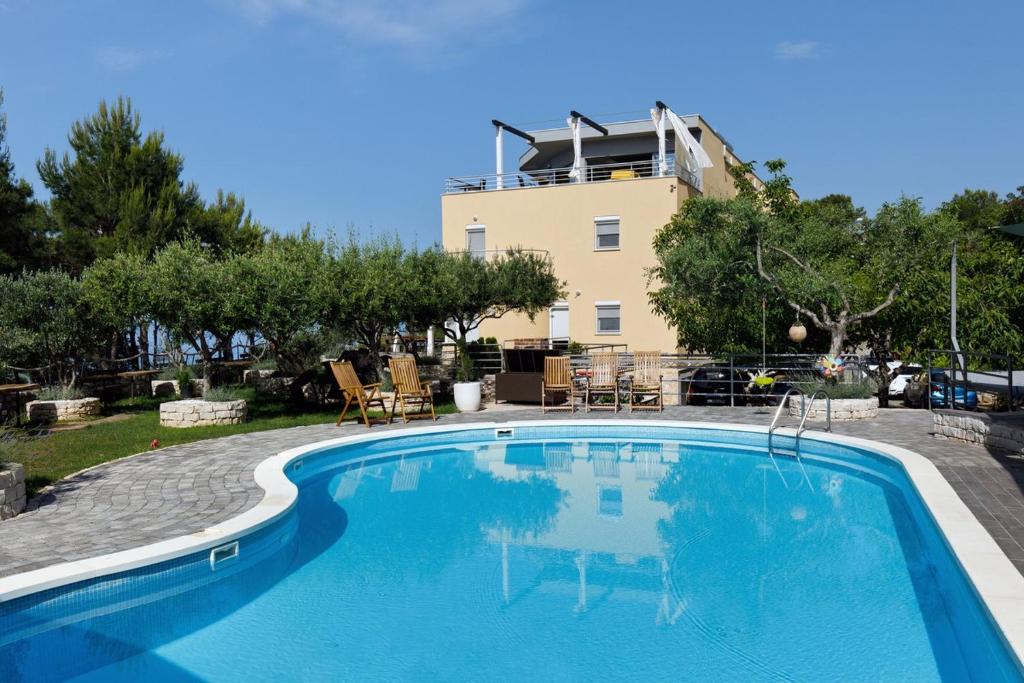 una piscina con un edificio de fondo en Ark Beach Apartments, en Split