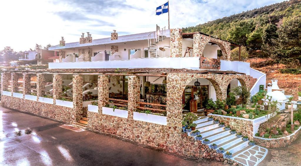 a building with a flag on top of it at Limeri Traditional Guest House in Monólithos