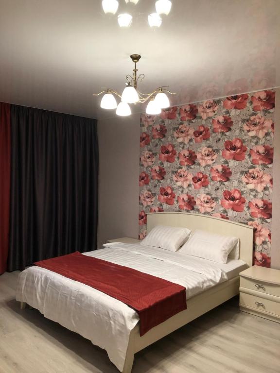 イヴァノヴォにあるАпартаменты на Парижской Коммуныの花柄の壁紙を用いたベッドルーム1室(大型ベッド1台付)