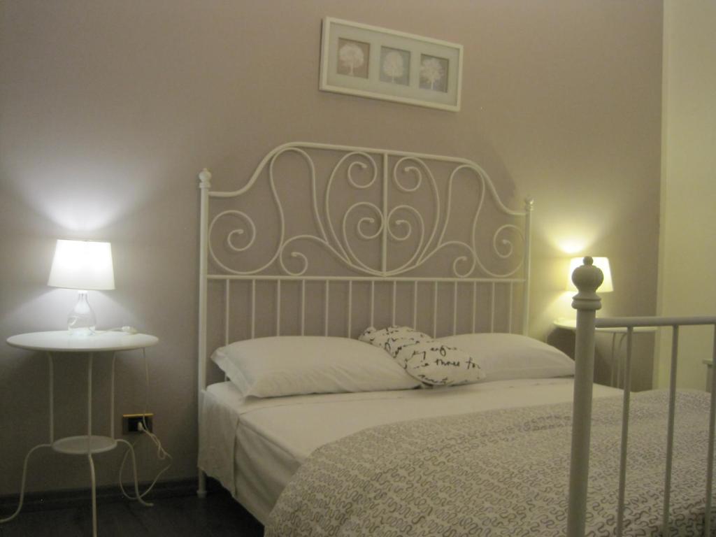 ボローニャにあるCasa di Cesiのベッドルーム1室(白いヘッドボード付きのベッド1台付)