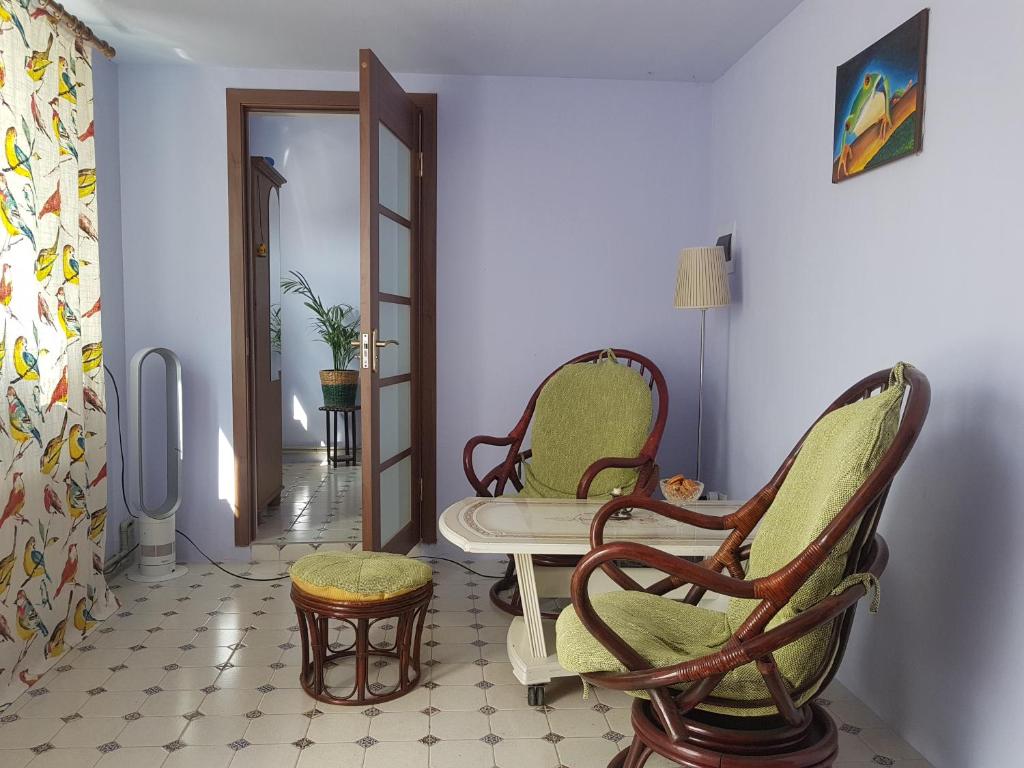 um quarto com cadeiras, uma mesa e um espelho em Ethnic House in Town Center em Cahul
