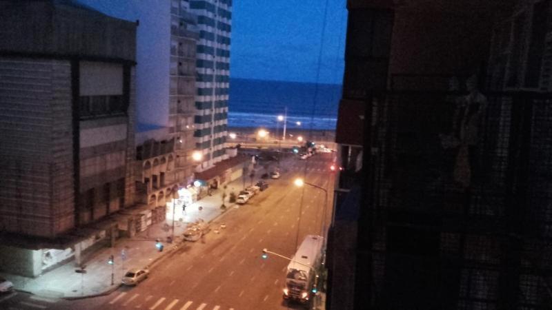 - Vistas a una calle de la ciudad por la noche en Luro 2300 casi Corrientes a una cuadra del mar y a una del centro peatonal en Mar del Plata