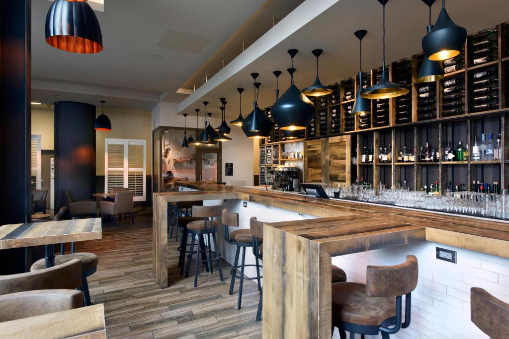 DoubleTree by Hilton Ottawa Downtownにあるラウンジまたはバー