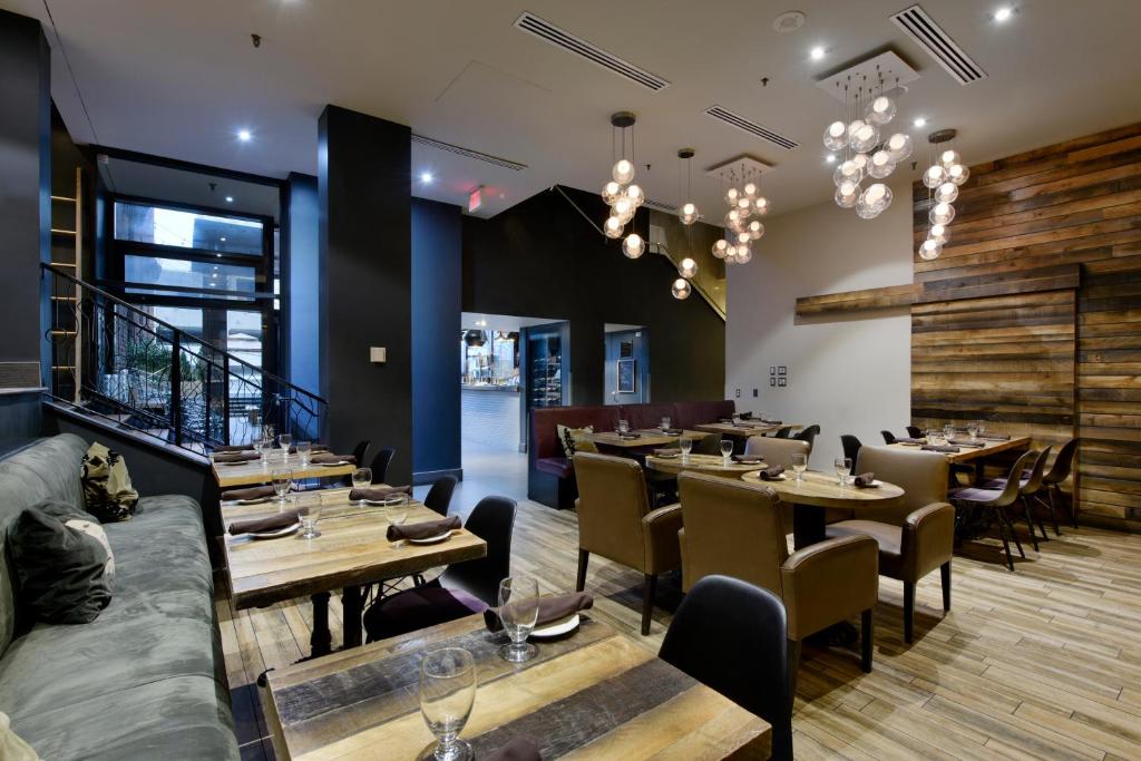 DoubleTree by Hilton Ottawa Downtownにあるシーティングエリア