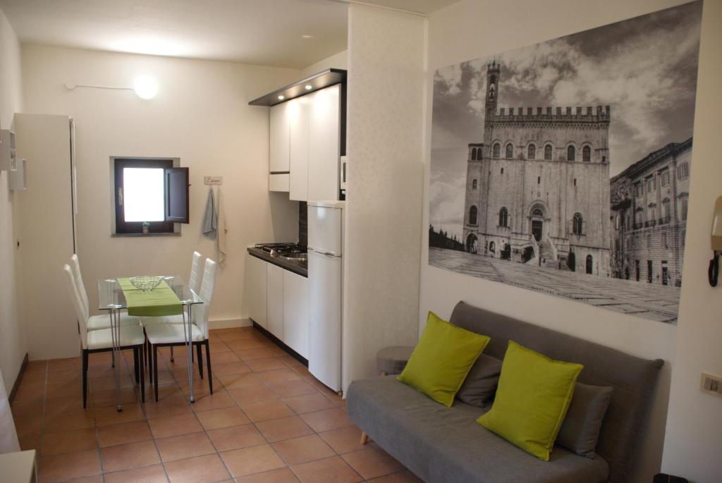sala de estar con sofá y mesa en Happy House - Quartiere Monumentale en Gubbio