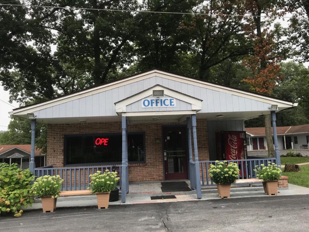 un immeuble de bureaux avec des usines devant lui dans l'établissement Pennswoods Inn, à Manheim