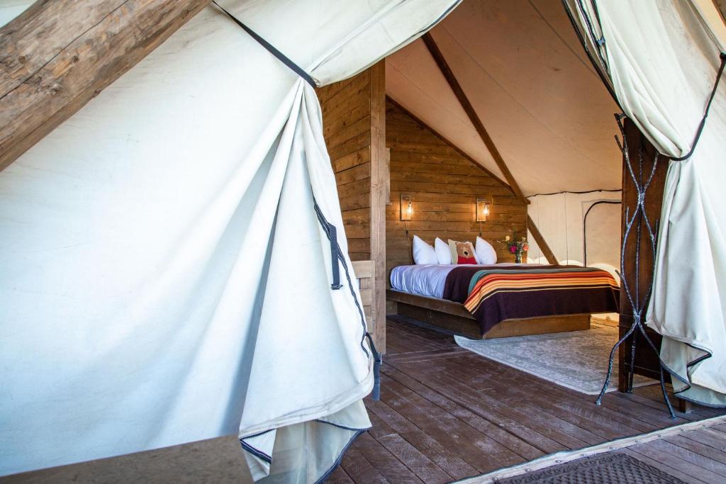 Postel nebo postele na pokoji v ubytování Conestoga Ranch Glamping Resort
