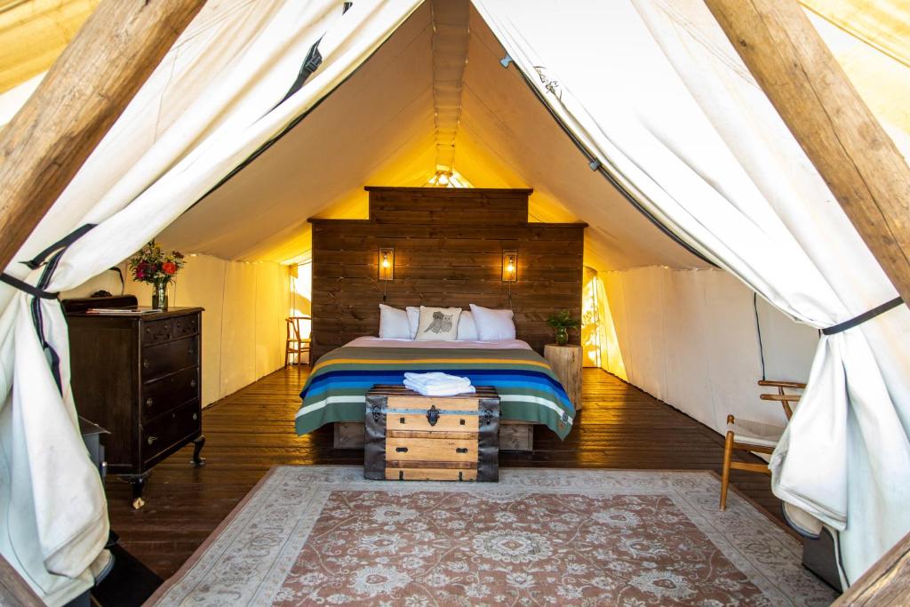 Postel nebo postele na pokoji v ubytování Conestoga Ranch Glamping Resort