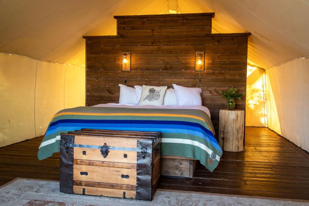 Postel nebo postele na pokoji v ubytování Conestoga Ranch Glamping Resort