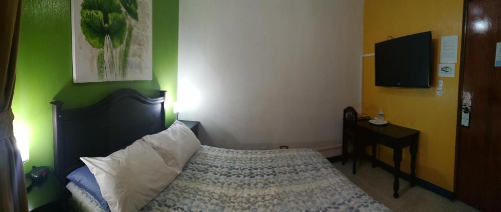 Hostal Guatefriends - Double Room With Private Bathroom