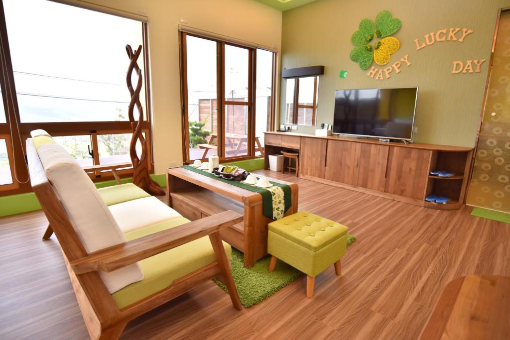 TV a/nebo společenská místnost v ubytování Rainbow Hill House彩虹山舍