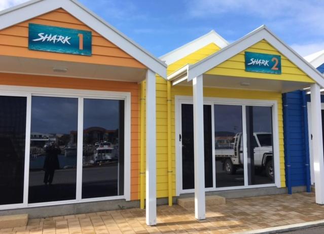 una tienda frente con amarillo y azul en Port Lincoln Shark Apartment 1 en Port Lincoln