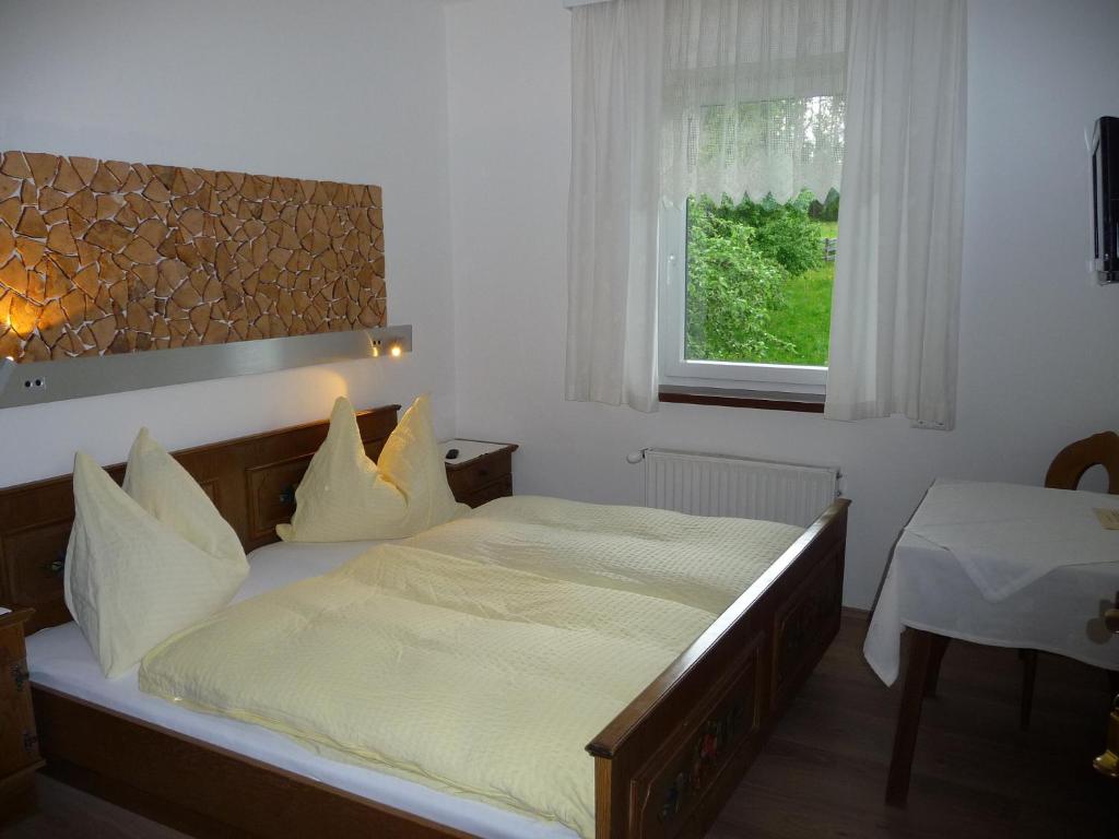 Postel nebo postele na pokoji v ubytování Familiengasthof St. Wolfgang
