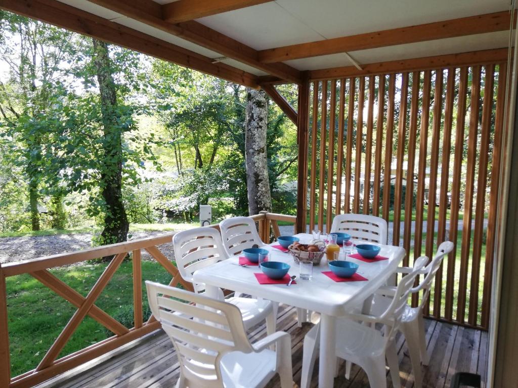 Balkón nebo terasa v ubytování Camping Parc d'Audinac les Bains 3 étoiles - Piscine chauffée - Vue montagne