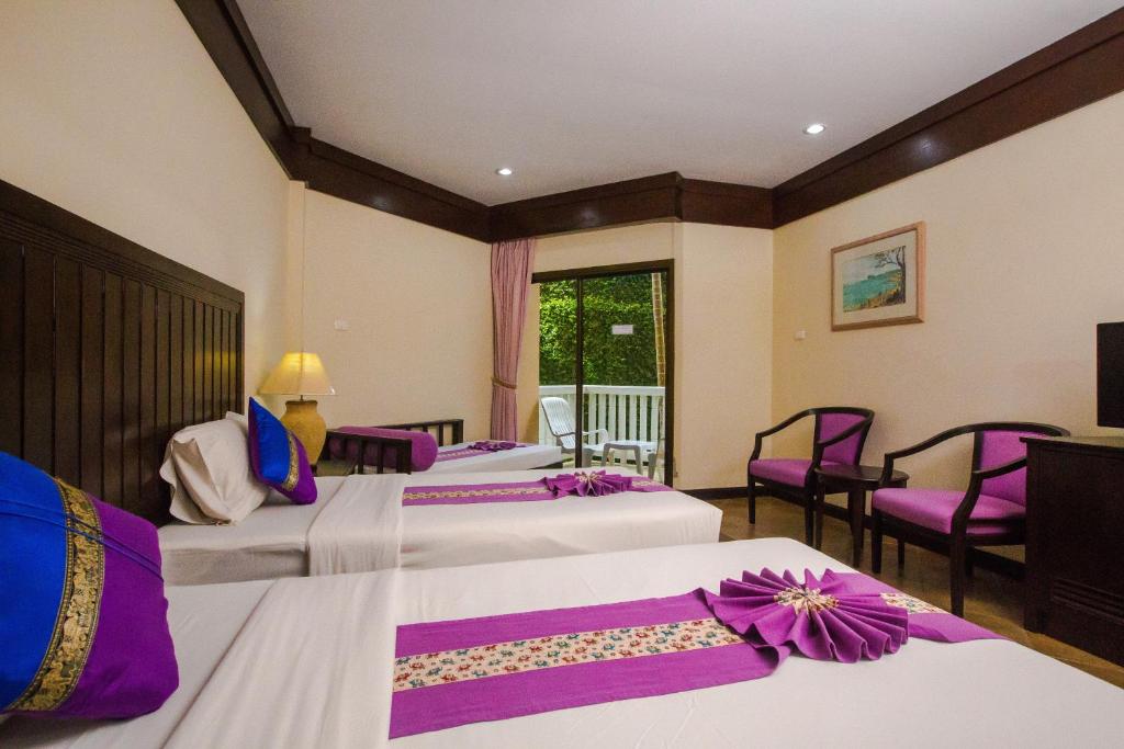 TV a/nebo společenská místnost v ubytování Kata Poolside Resort SHA Extra Plus