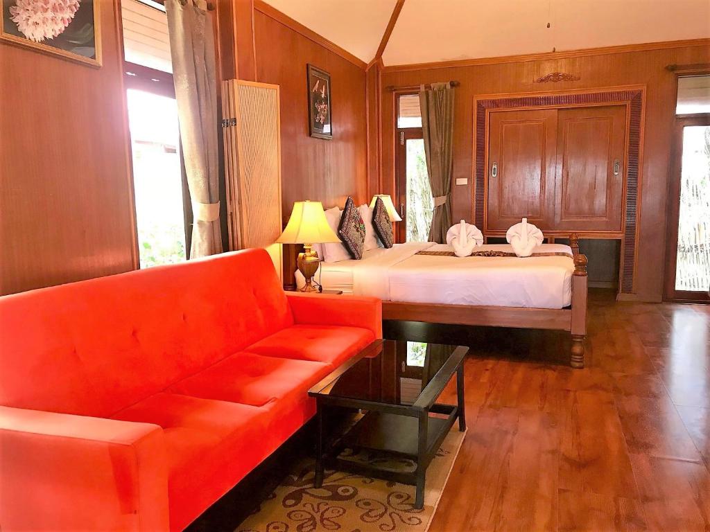 Postel nebo postele na pokoji v ubytování Sayang Beach Resort Koh Lanta