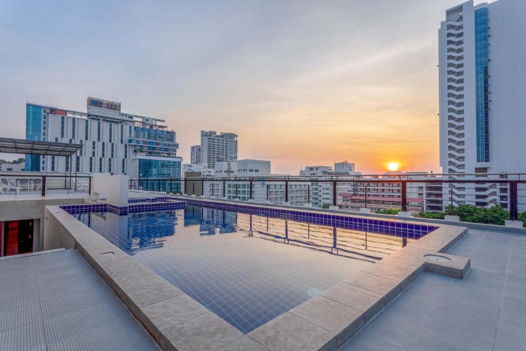 Bazén v ubytování Citismart Luxury Apartments nebo v jeho okolí