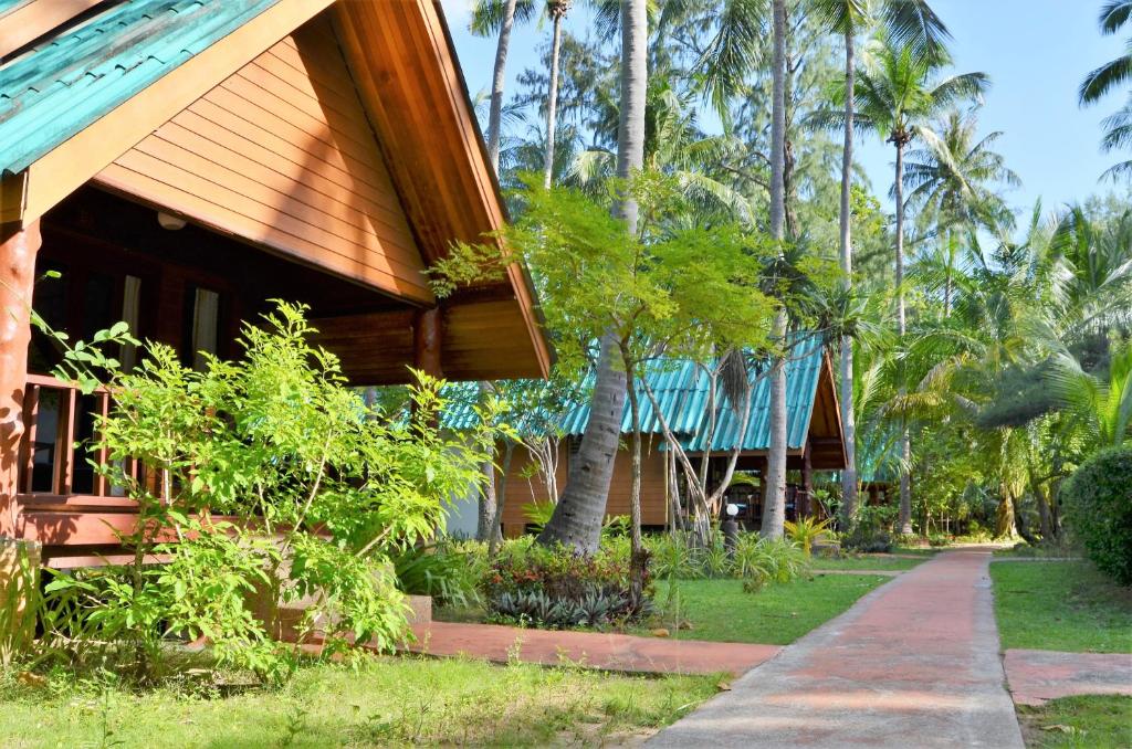 Zahrada ubytování Sayang Beach Resort Koh Lanta