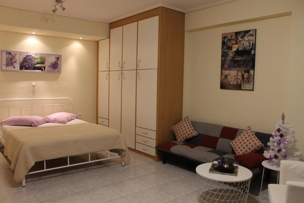 A bed or beds in a room at Cozy studio apartment in PIREUS