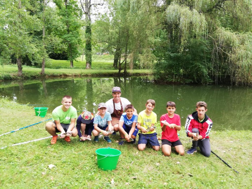 B&#x113;rni, kas uzturas naktsm&#x12B;tn&#x113; Camping Parc d&#39;Audinac Les Bains