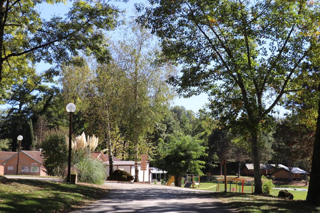 D&#x101;rzs pie naktsm&#x12B;tnes Camping Parc d&#39;Audinac Les Bains