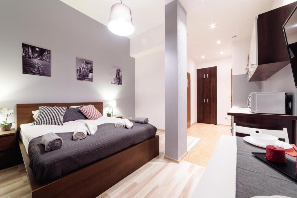 Posteľ alebo postele v izbe v ubytovaní Cracow Rent Apartments - spacious apartments for 2-7 people in quiet area - Kolberga Street nr 3 - 10 min to Main Square by foot