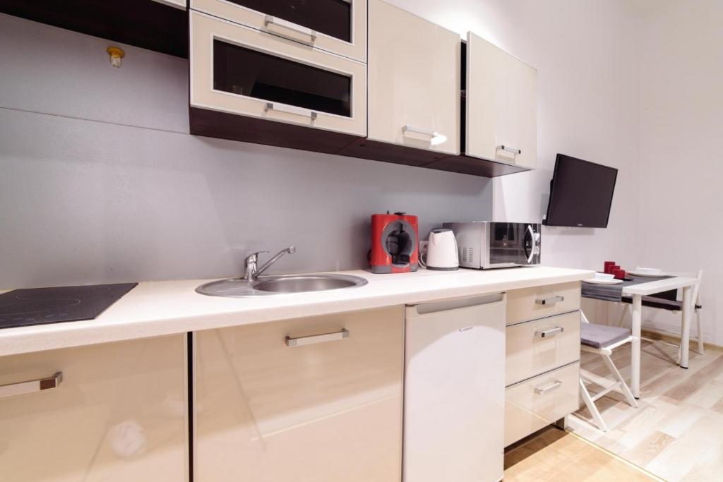 Kuchyňa alebo kuchynka v ubytovaní Cracow Rent Apartments - spacious apartments for 2-7 people in quiet area - Kolberga Street nr 3 - 10 min to Main Square by foot