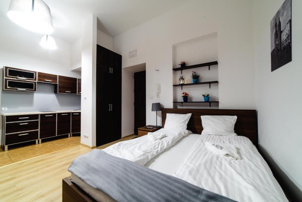 Cracow Rent Apartments - spacious apartments for 2-7 people in quiet area - Kolberga Street nr 3 - 10 min to Main Square by foot - Resim 33