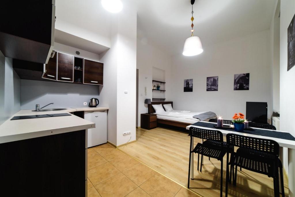Cracow Rent Apartments - spacious apartments for 2-7 people in quiet area - Kolberga Street nr 3 - 10 min to Main Square by foot - Resim 34