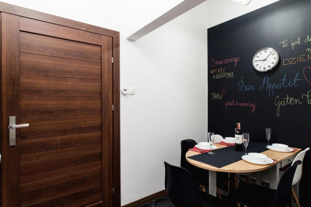Fotografia z galérie ubytovania Cracow Rent Apartments - spacious apartments for 2-7 people in quiet area - Kolberga Street nr 3 - 10 min to Main Square by foot v Krakove