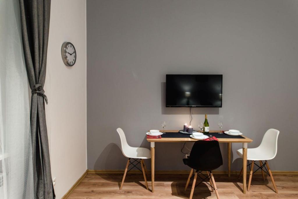 Cracow Rent Apartments - spacious apartments for 2-7 people in quiet area - Kolberga Street nr 3 - 10 min to Main Square by foot - Two-Bedroom Apartment - Ul. Szlak 4