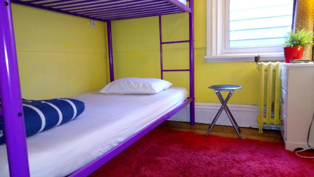 Postel nebo postele na pokoji v ubytování Ottawa Backpackers Inn