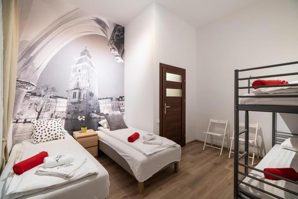Posteľ alebo postele v izbe v ubytovaní Cracow Rent Apartments - spacious apartments for 2-7 people in quiet area - Kolberga Street nr 3 - 10 min to Main Square by foot