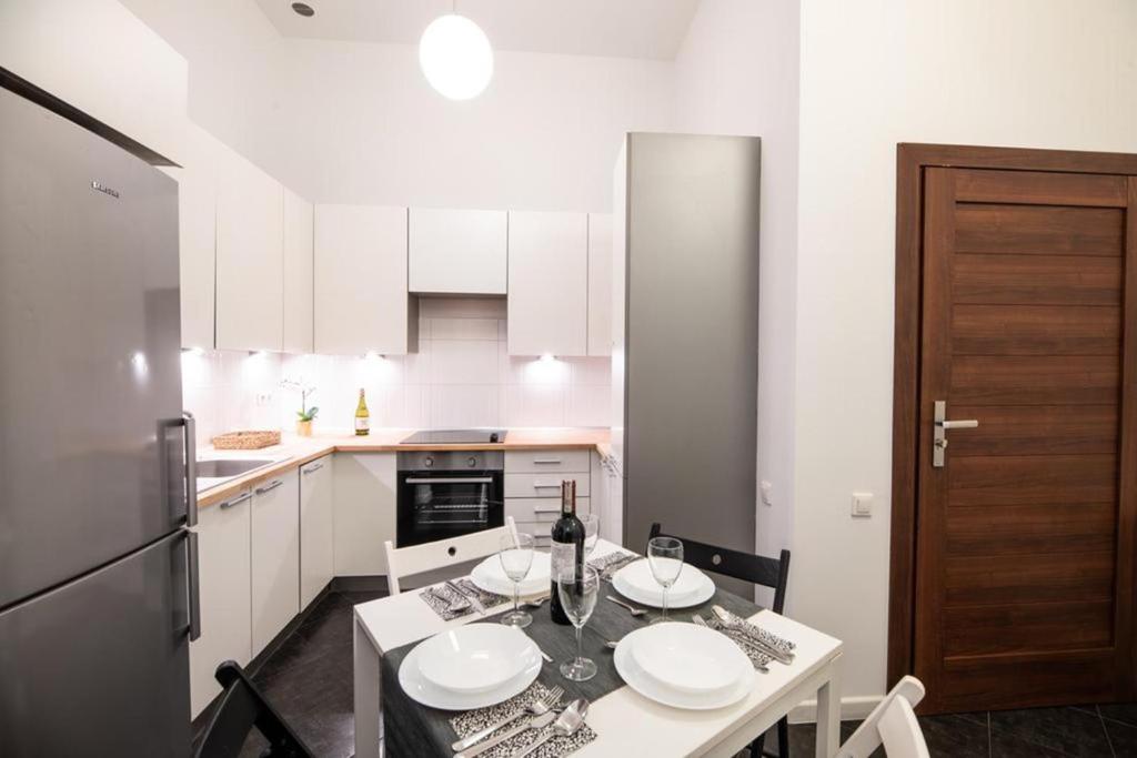 Kuchyňa alebo kuchynka v ubytovaní Cracow Rent Apartments - spacious apartments for 2-7 people in quiet area - Kolberga Street nr 3 - 10 min to Main Square by foot