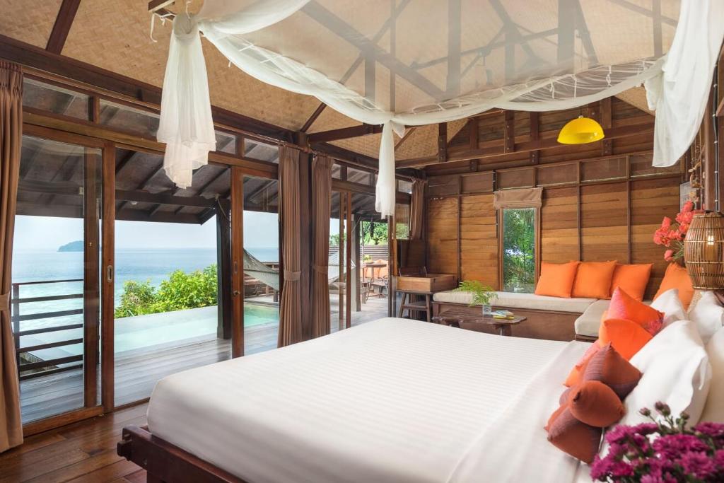 ein Schlafzimmer mit Bett und Blick auf das Meer in der Unterkunft Serendipity Beach Resort Koh Lipe in Ko Lipe