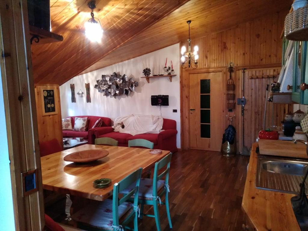 a kitchen and living room with a table and a couch at Pescocostanzo Appartamenti in Pescocostanzo