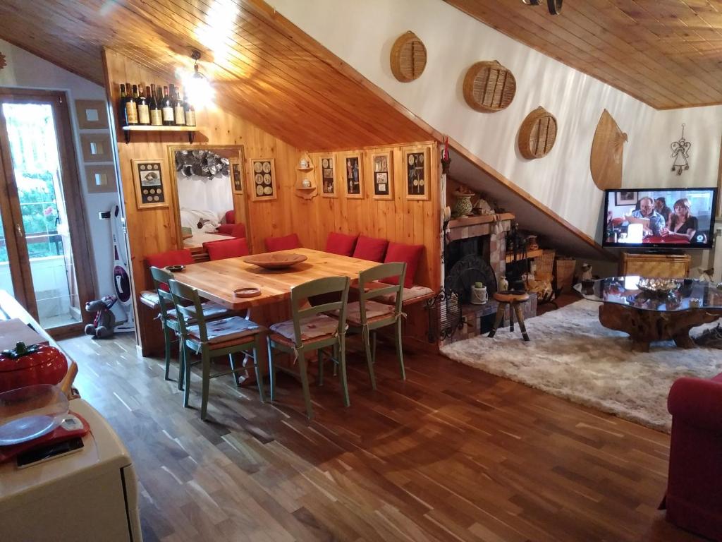 jadalnia z drewnianym stołem i krzesłami w obiekcie Condominio Esagono w mieście Pescocostanzo