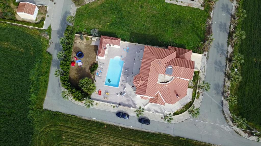 Bazén v ubytování Larnaca Mansion Ideal for 3 Families or more nebo v jeho okolí