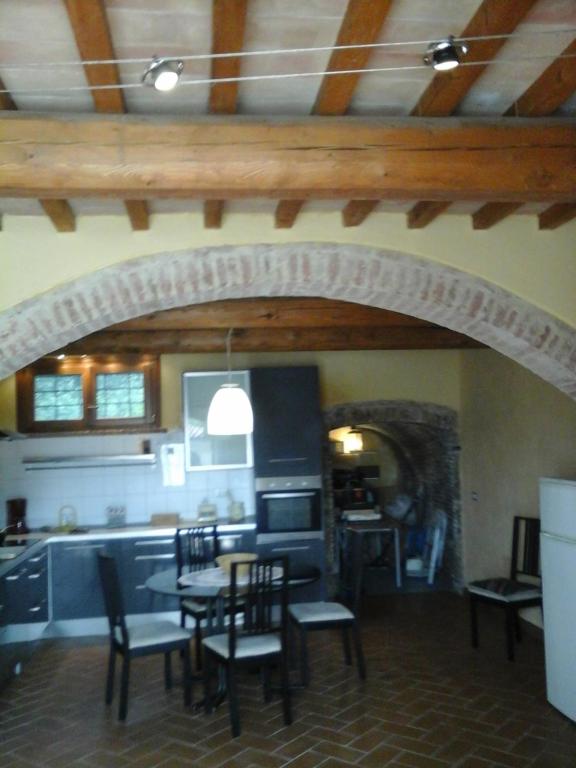 cocina con mesa y sillas en una habitación en Casa Agostini, en Lari