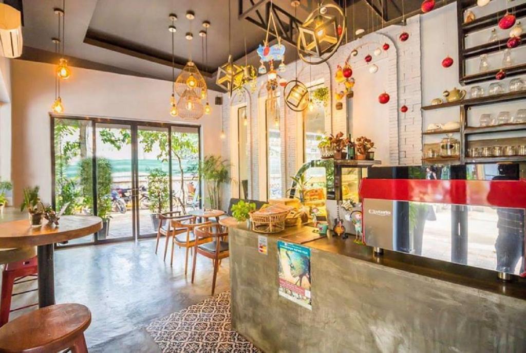 ein Restaurant mit einer Bar mit Tischen und Stühlen in der Unterkunft Le Water Villa in Siem Reap
