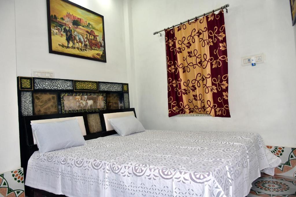 
A bed or beds in a room at S. K. Guest House (A Complete Home Stay)
