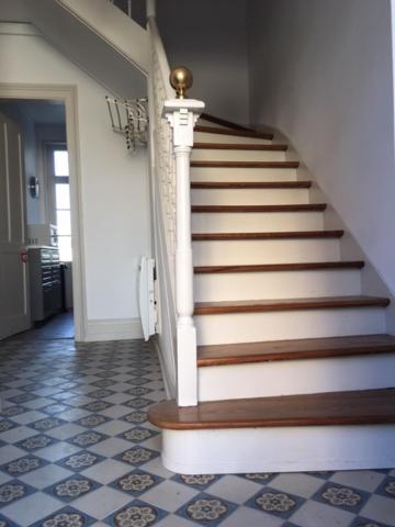 ヴィムルーにあるVilla Les Abeilles - Wimereusienneの階段付きの家の階段