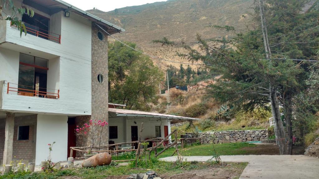 a house on the side of a mountain at Alojamientos Támpur in San Mateo