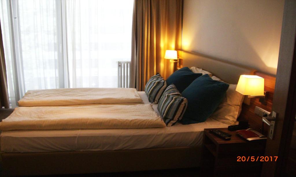 ミュンヘンにあるMarsのベッドルーム1室(枕付きのベッド1台、窓付)