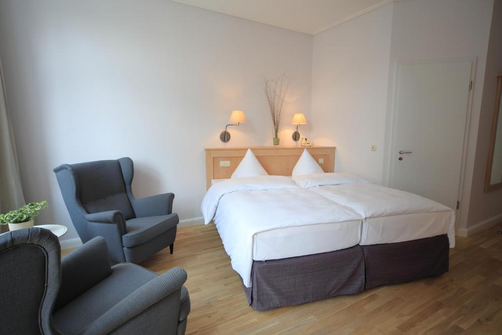 Postel nebo postele na pokoji v ubytování BE BIO Hotel be active - Nähe historischer Hafen