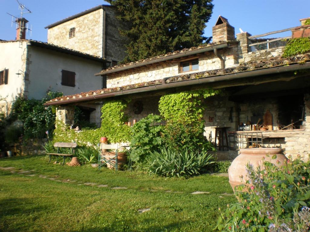 an old stone house with ivy on the side of it at Agriturismo Podere Torre in Greve in Chianti