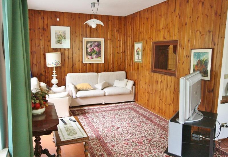 sala de estar con sofá blanco y TV en Casa Iolanda, en Soraga