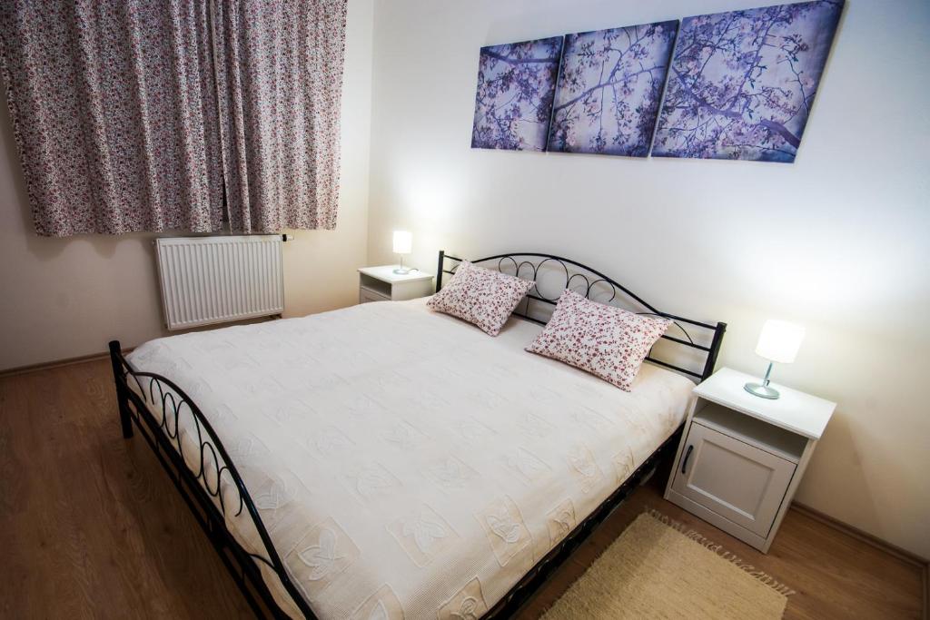 sypialnia z łóżkiem z 2 poduszkami w obiekcie Apartment Šamorín w mieście Šamorín